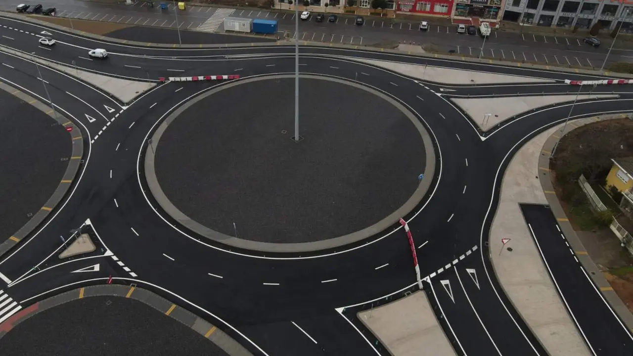 Obras de la nueva rotonda de la N-120 en Trobajo del Camino.