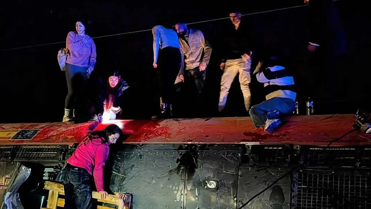 Pasajeros intentando abandonar uno de los vagones afectados por el accidente en el Iryo.