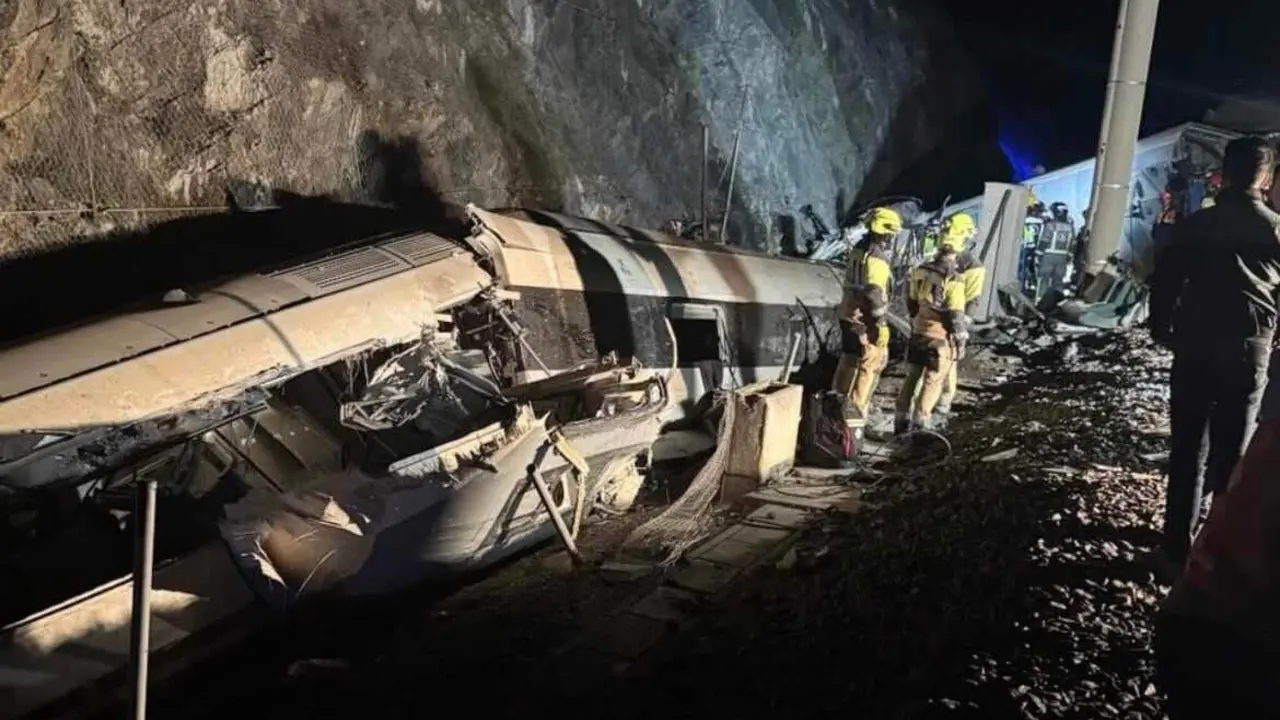 La provincia de C&oacute;rdoba ha vivido este domingo por la tarde uno de los peores accidentes ferroviarios de las &uacute;ltimas d&eacute;cadas. En el t&eacute;rmino municipal de Adamuz, un tren de alta velocidad de la compa&ntilde;&iacute;a Iryo, que cubr&iacute;a la ruta M&aacute;laga&ndash;Madrid con alrededor de 300 pasajeros a bordo, descarril&oacute; y acab&oacute; invadiendo la v&iacute;a contraria. Hay al menos 39 fallecidos.