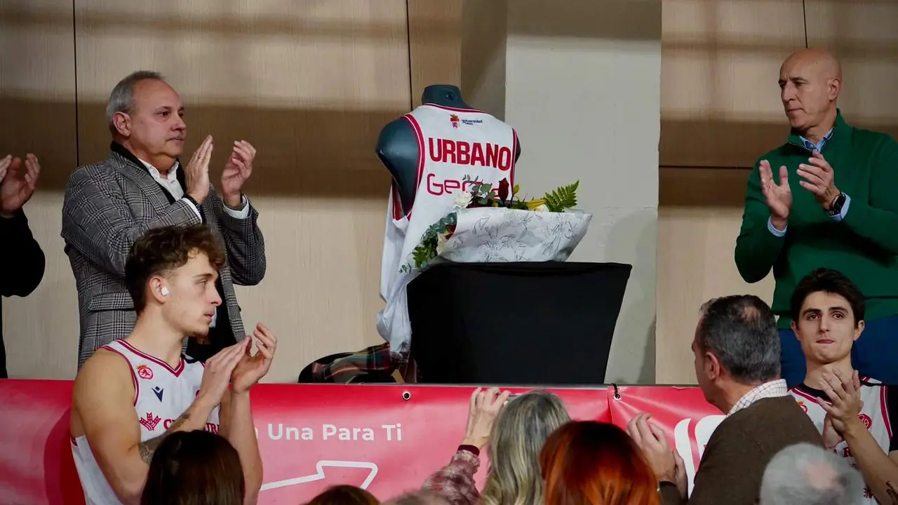 Homenaje a Urbano Gonz&aacute;lez en el Cultural - C&aacute;ceres de baloncesto. Foto: CyDL