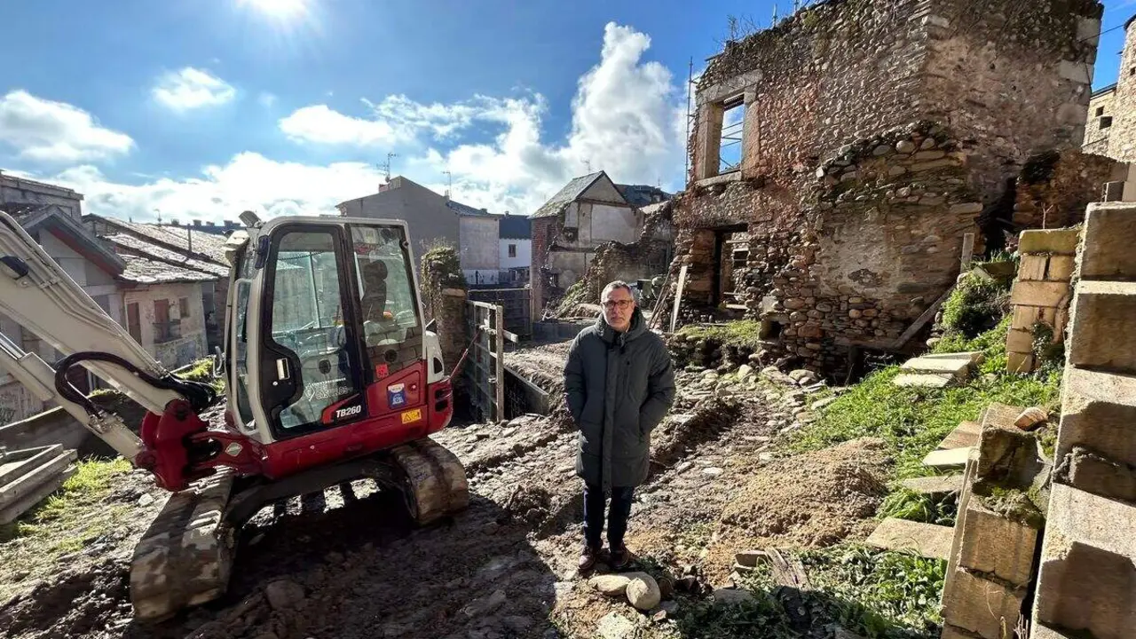 El concejal de Urbanismo, Carlos Cortina, en el lugar de la intervenci&oacute;n en el Casco Antiguo de Ponferrada. Foto: Ayto. Ponferrada.