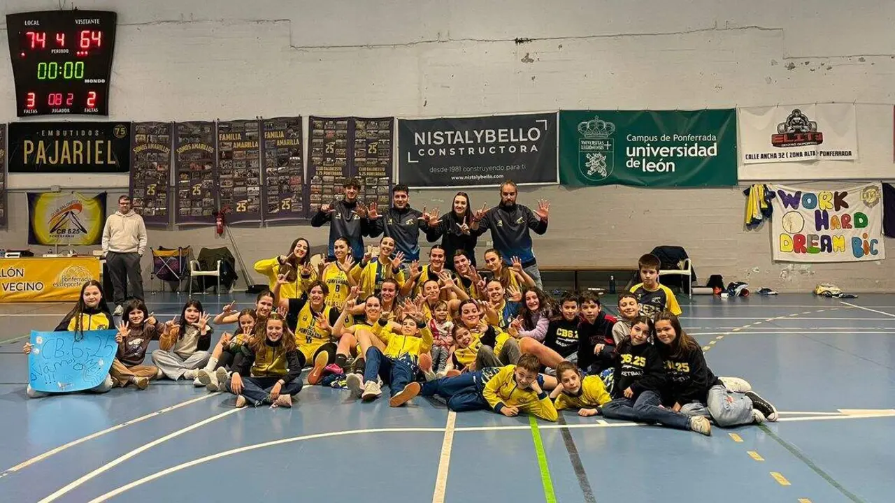 Jugadoras y cuerpo t&eacute;cnico celebran la victoria ante el Mieres este domingo. Foto: Rodo L&oacute;pes.