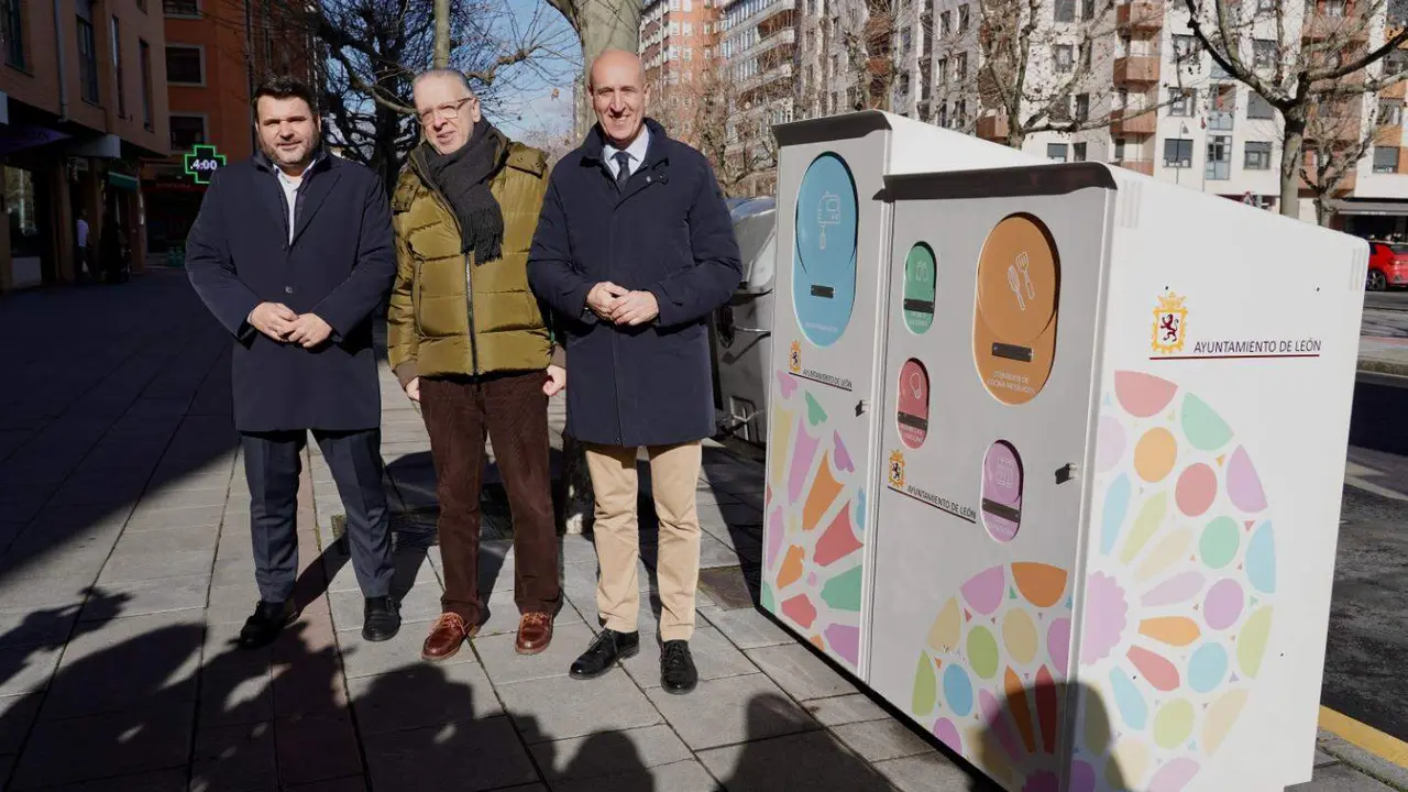 El alcalde de Le&oacute;n, Jos&eacute; Antonio Diez, presenta los nuevos puntos limpios de proximidad. Foto: Campillo.