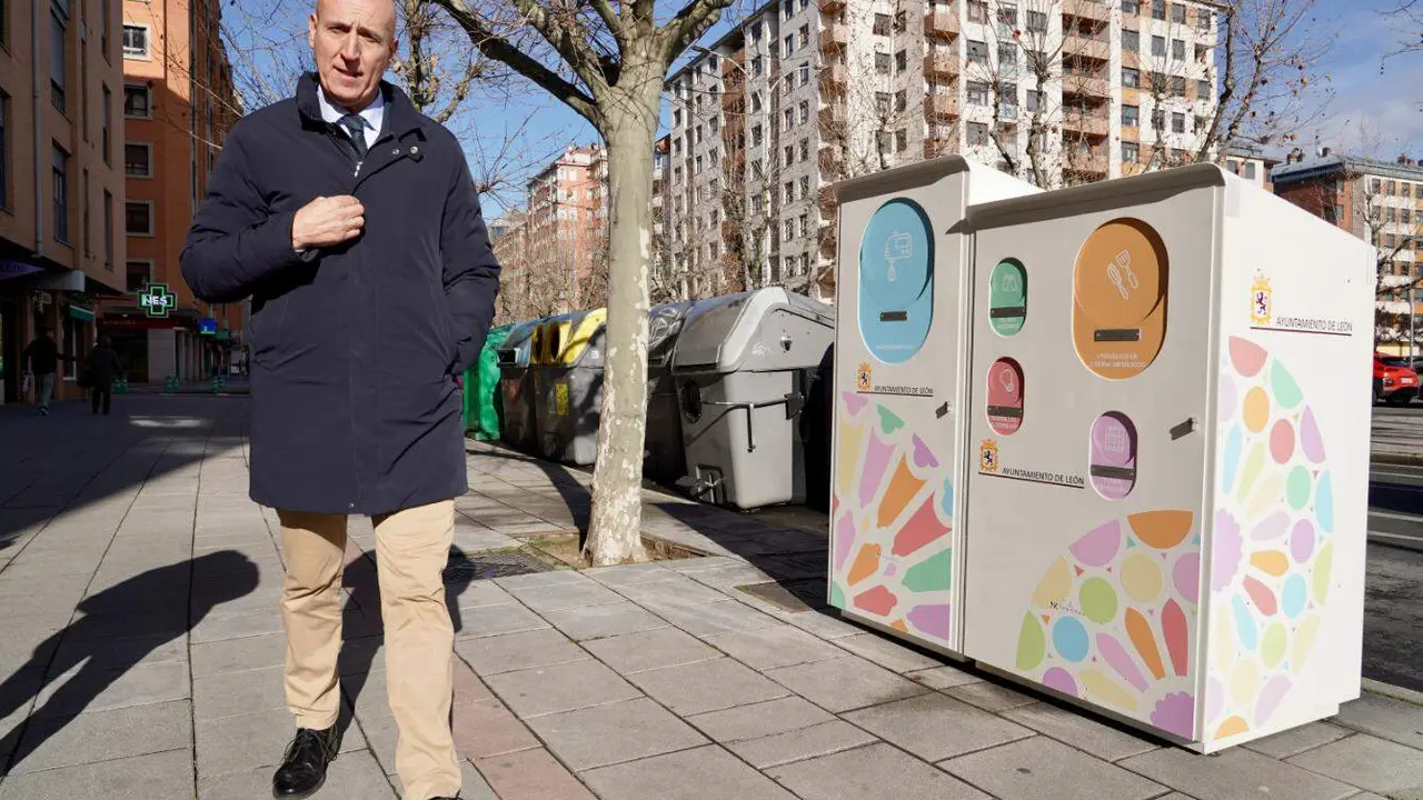 El alcalde de Le&oacute;n, este lunes, durante la presentaci&oacute;n de nuevos contenedores para la ciudad. Foto: Campillo