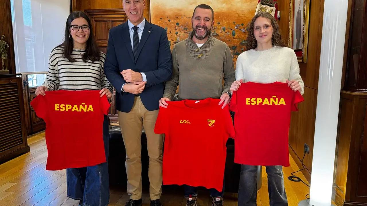 El alcalde de Le&oacute;n, Jos&eacute; Antonio Diez, ha recibido esta ma&ntilde;ana en el Ayuntamiento de San Marcelo a Luc&iacute;a Mediavilla, Luc&iacute;a Paredes y Alberto Paredes, leoneses convocados por la Selecci&oacute;n Nacional de Buceo de Competici&oacute;n para el preparatorio del Campeonato del Mundo que se celebrar&aacute; este a&ntilde;o en Francia. Foto: Ayto. Le&oacute;n.