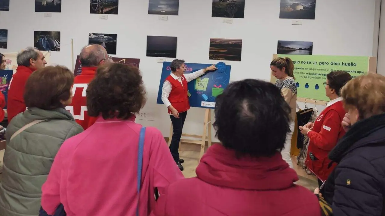 Inauguraci&oacute;n de la exposici&oacute;n 'Mucha Tela...' de la Cruz Roja en Sahag&uacute;n.