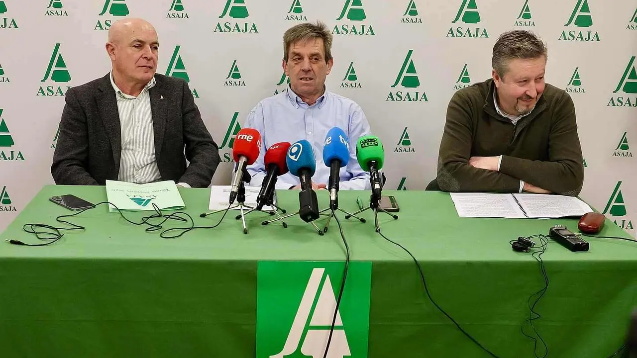 El presidente de Asaja Le&oacute;n, Arsenio Garc&iacute;a Vidal, y el secretario general, Jos&eacute; Antonio Turrado, presentan el informe anual de la organizaci&oacute;n sobre el sector agroganadero y las previsiones para 2026
