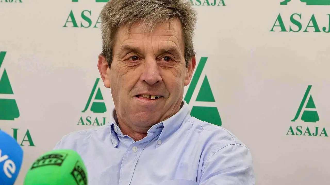 El presidente de Asaja Le&oacute;n, Arsenio Garc&iacute;a Vidal, y el secretario general, Jos&eacute; Antonio Turrado, presentan el informe anual de la organizaci&oacute;n sobre el sector agroganadero y las previsiones para 2026. Foto: Campillo