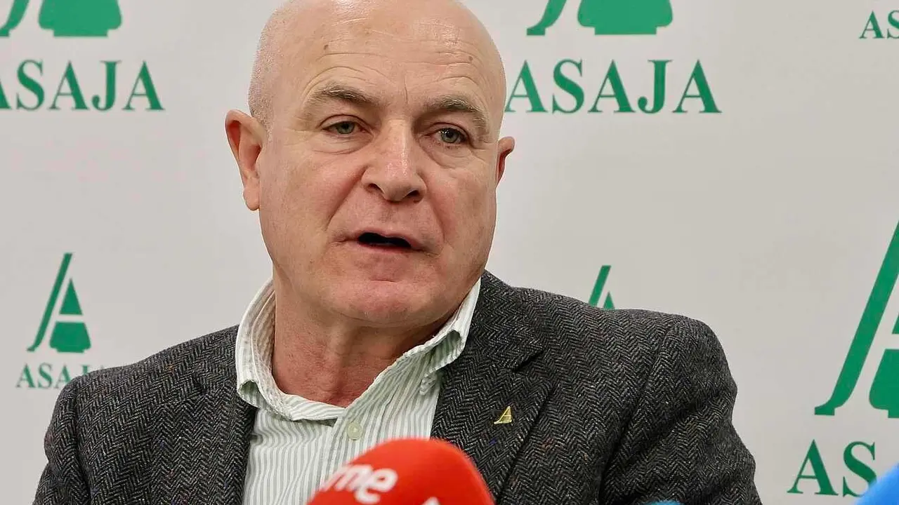 El presidente de Asaja Le&oacute;n, Arsenio Garc&iacute;a Vidal, y el secretario general, Jos&eacute; Antonio Turrado, presentan el informe anual de la organizaci&oacute;n sobre el sector agroganadero y las previsiones para 2026. Foto: Campillo