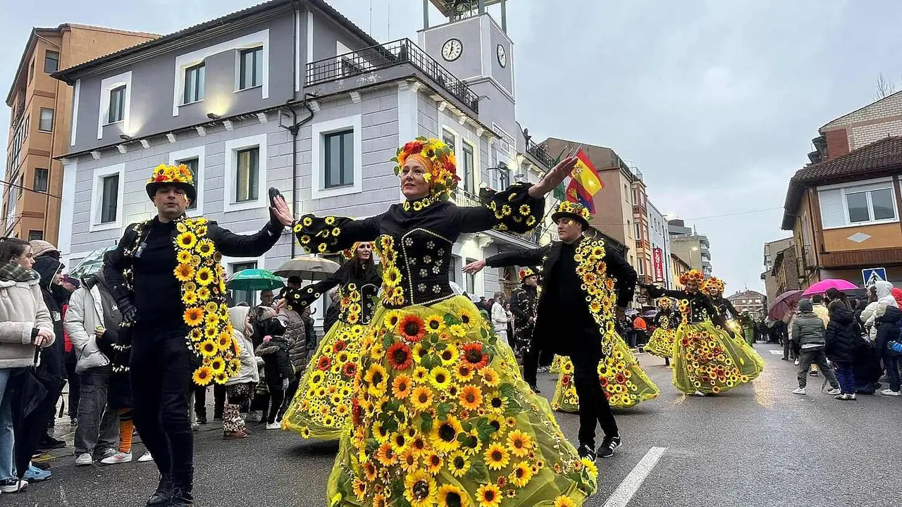 Imagen del tradicional desfile de Carnaval en la localidad de La Robla.