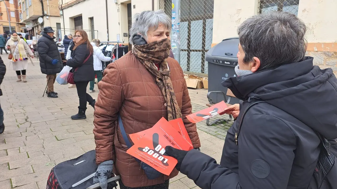 'Lodos No' ha repartido informaci&oacute;n, este martes en el mercado de Astorga, sobre el proyecto de la planta de Piedralbas.