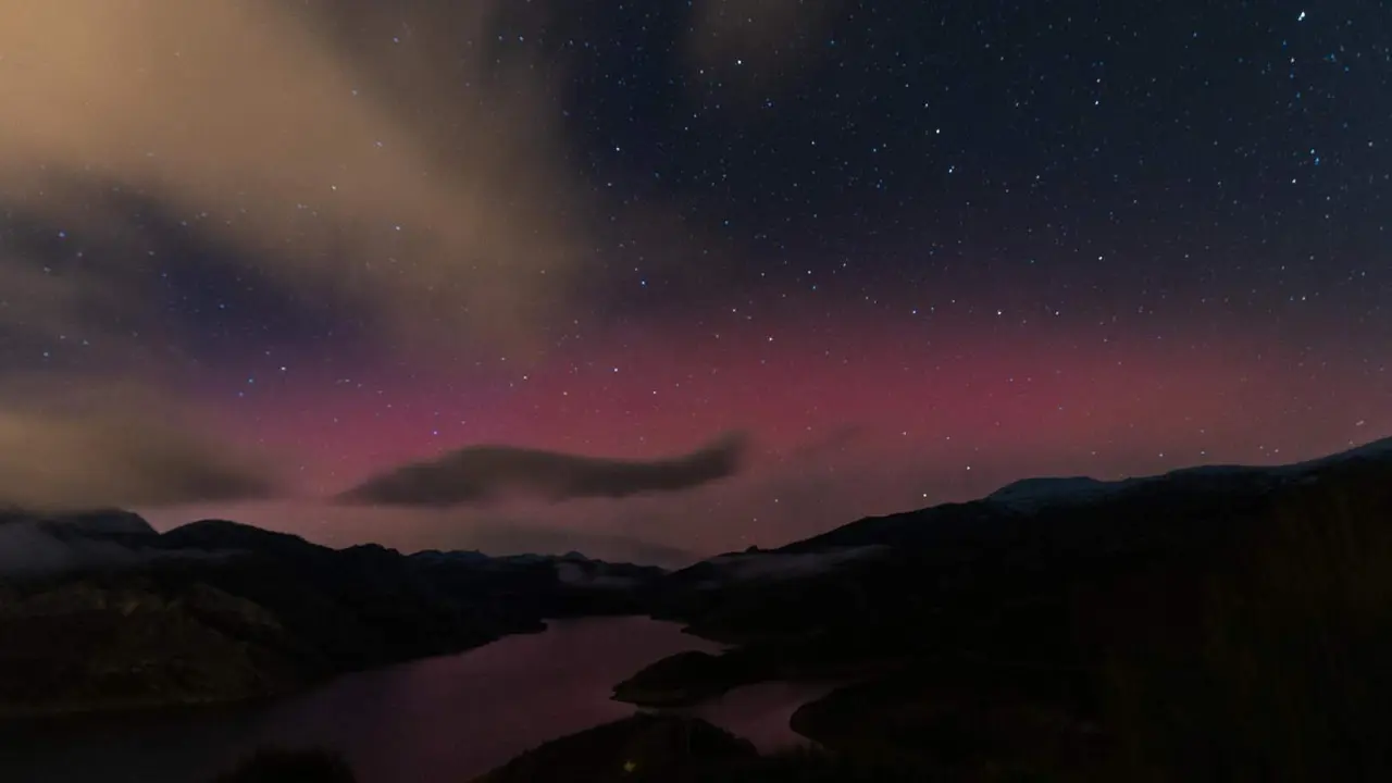 El fot&oacute;grafo de naturaleza y gu&iacute;a tur&iacute;stico Jorge Escanciano capta unas ins&oacute;litas y preciosas im&aacute;genes del cielo coloreado desde el Alto de Valcayo, en la Monta&ntilde;a de Ria&ntilde;o, y advierte de que el fen&oacute;meno es cada vez m&aacute;s habitual. Foto cedida por Jorge Escanciano.