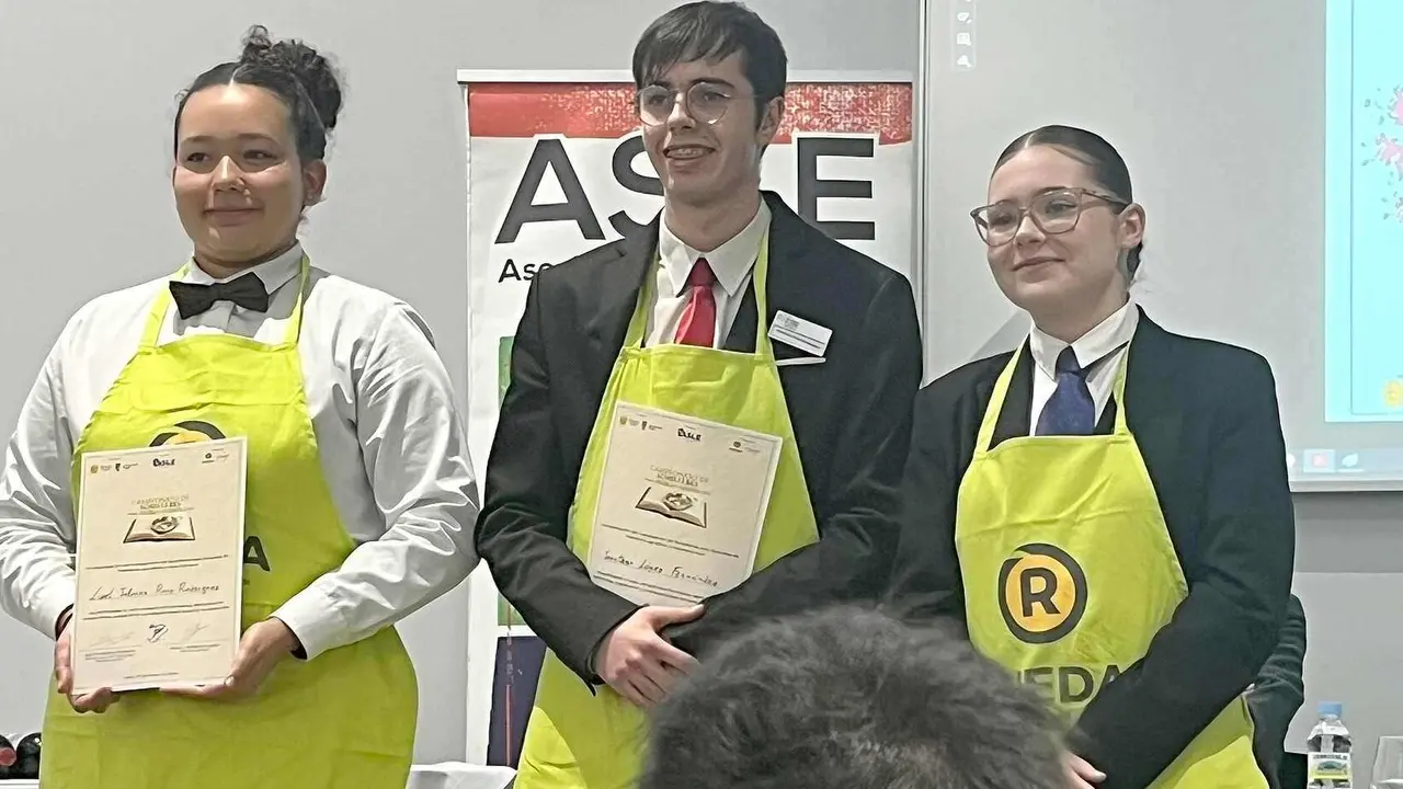Los campeones del I Campeonato de sumilleria para Escuelas posan a la conclusi&oacute;n de la jornada.