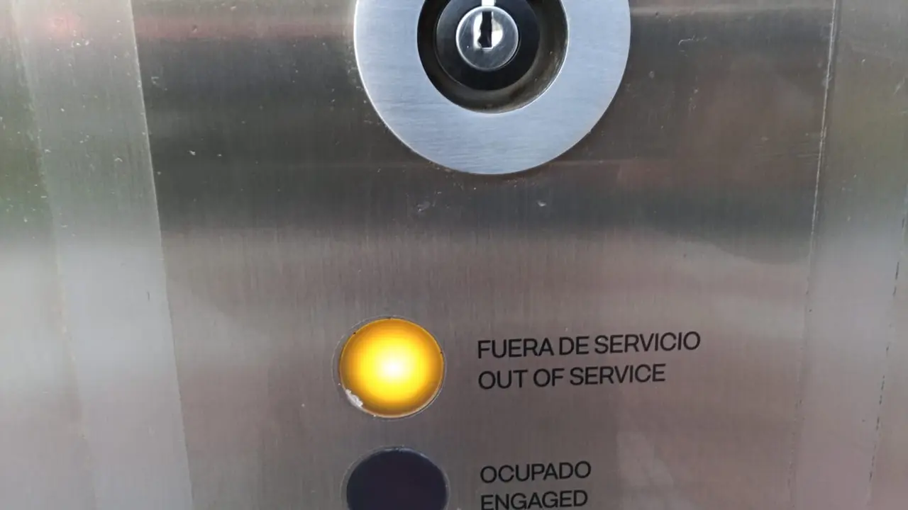 El urinario p&uacute;blico de Papalaguinda sigue cerrado tres meses despu&eacute;s por falta de conexi&oacute;n el&eacute;ctrica mientras los usuarios denuncian fallos en el resto de sanitarios, especialmente en el ubicado en Condesa de Sagasta.