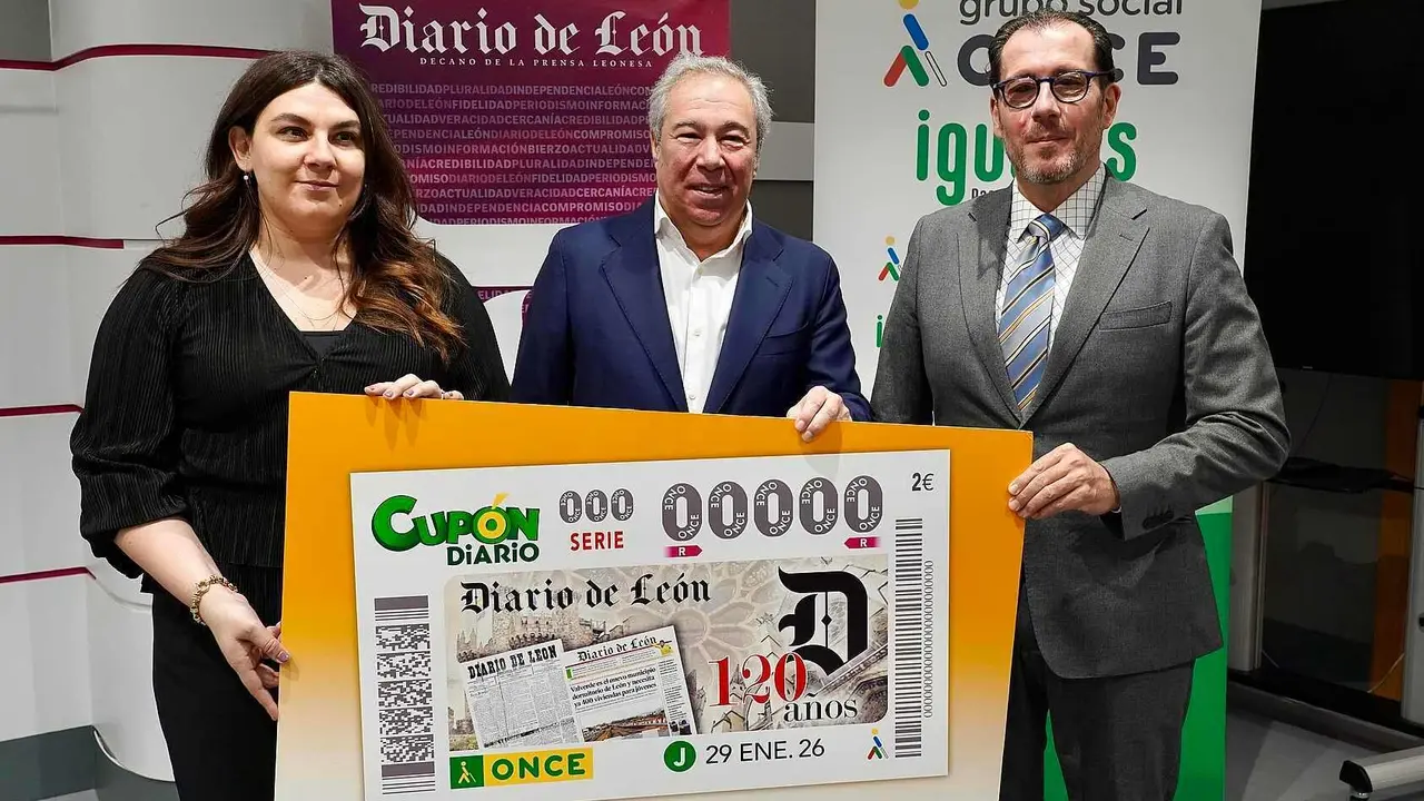 El delegado de la ONCE en Castilla y Le&oacute;n, Ismael P&eacute;rez, y el director del Diario de Le&oacute;n, Joaqu&iacute;n S. Torn&eacute;, presentan el cup&oacute;n dedicado al 120 aniversario del peri&oacute;dico.