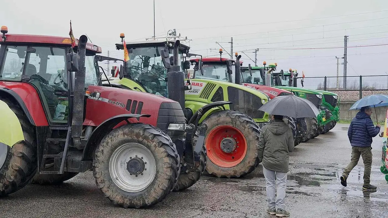 Convocatoria de una tractorada por la situaci&oacute;n del campo leon&eacute;s.