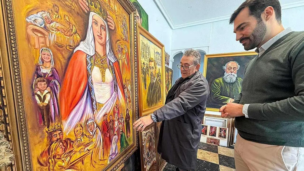 David Fern&aacute;ndez, junto a Luis Zotes, durante su visita a la muestra del artista.