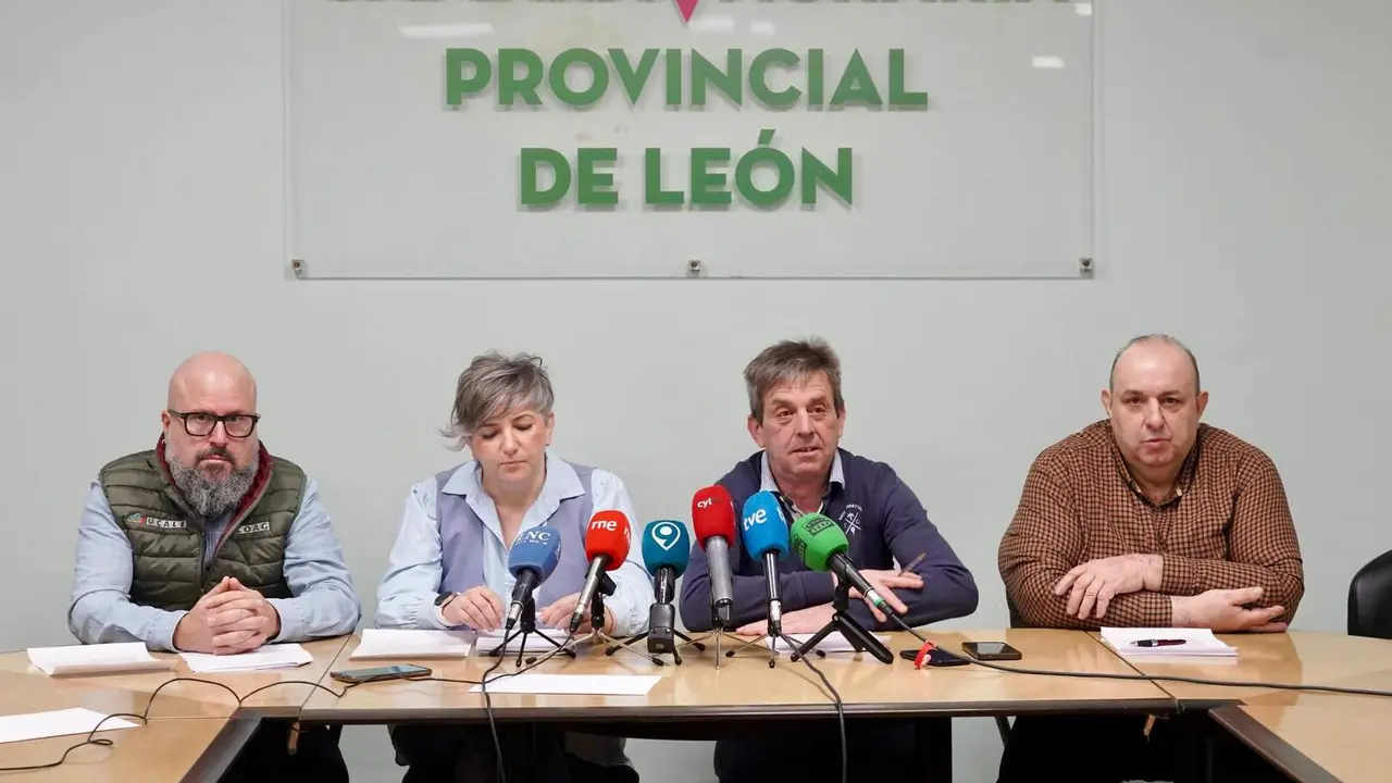 Las cuatro organizaciones agrarias de la provincia de Le&oacute;n -Ugal-Upa, Asaja, Ucale-Coag y UCCL- informan sobre las nuevas movilizaciones dentro de una convocatoria hecha de forma unitaria a nivel nacional y auton&oacute;mico. Foto: Campillo.