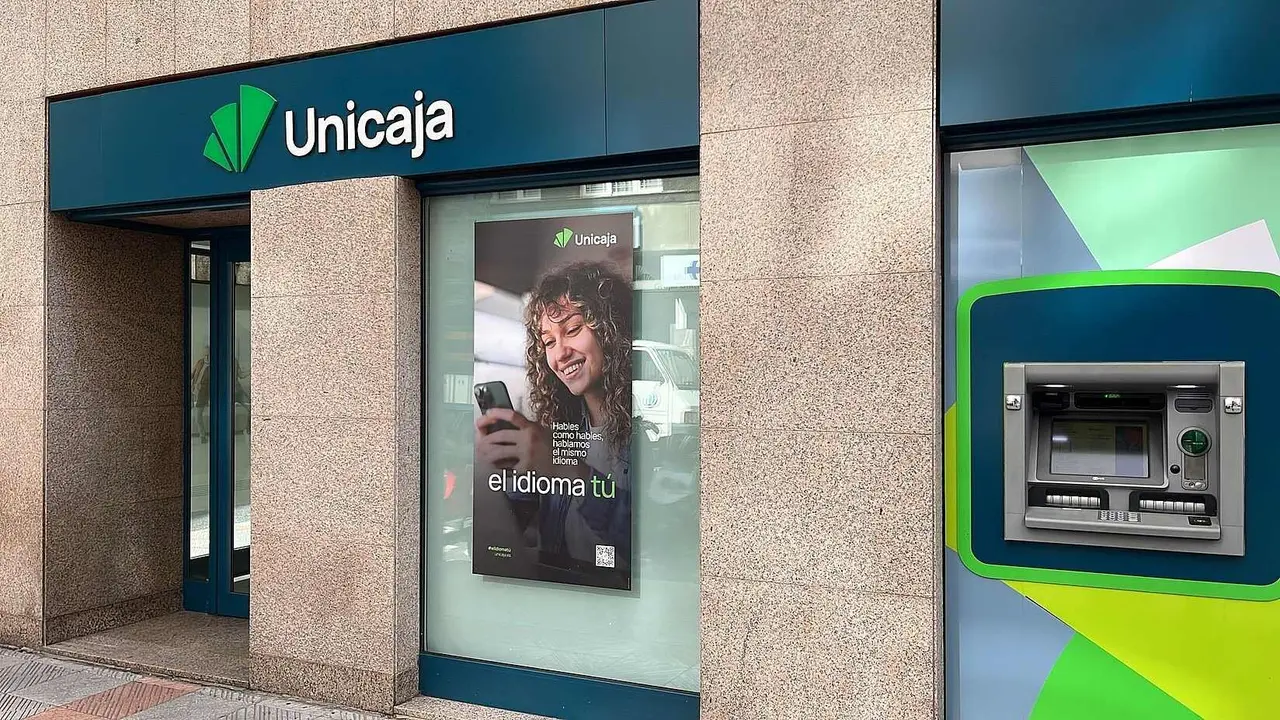 Imagen de la fachada de una sucursal de Unicaja Banco.