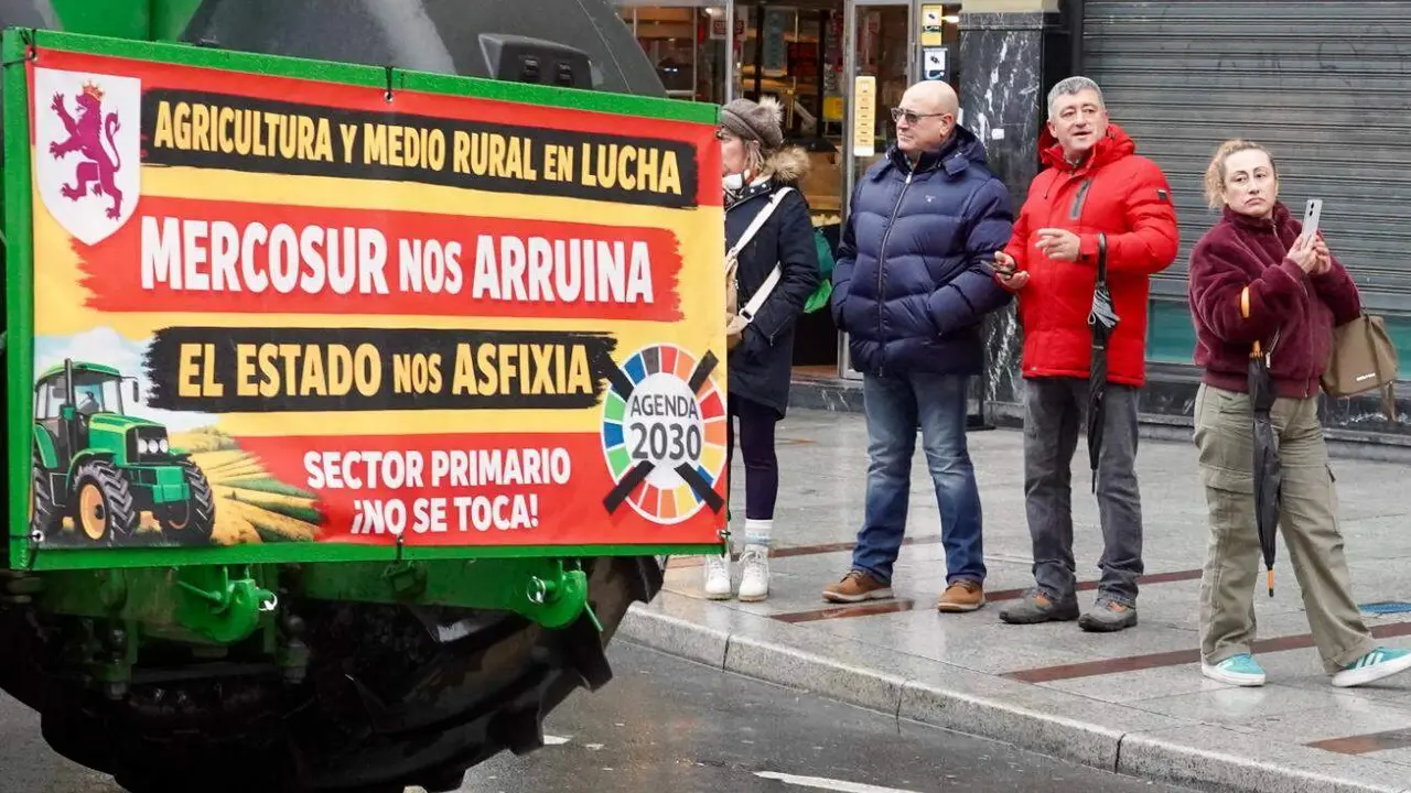 Imagen de la tractorada por el centro de Le&oacute;n que este mi&eacute;rcoles recorri&oacute; las calles de la capital. Foto: Campillo