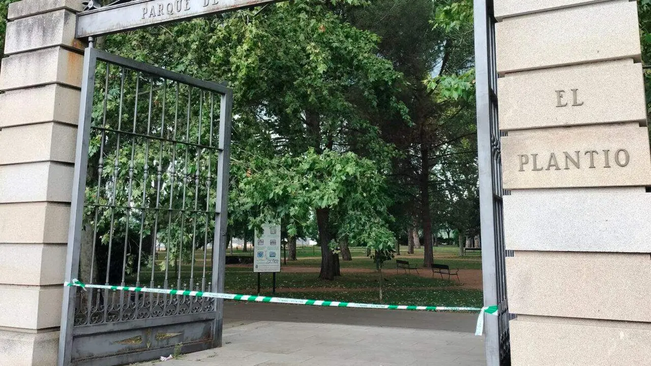 Parque de Gil y Carrasco de Ponferrada cerrado este mi&eacute;rcoles por el temporal de viento. Foto: Ayto. Ponferrada.