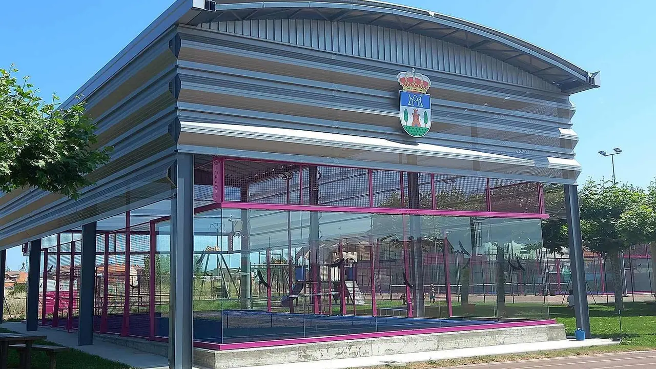 Imagen de las instalaciones de p&aacute;del de Santa Mar&iacute;a del P&aacute;ramo.
