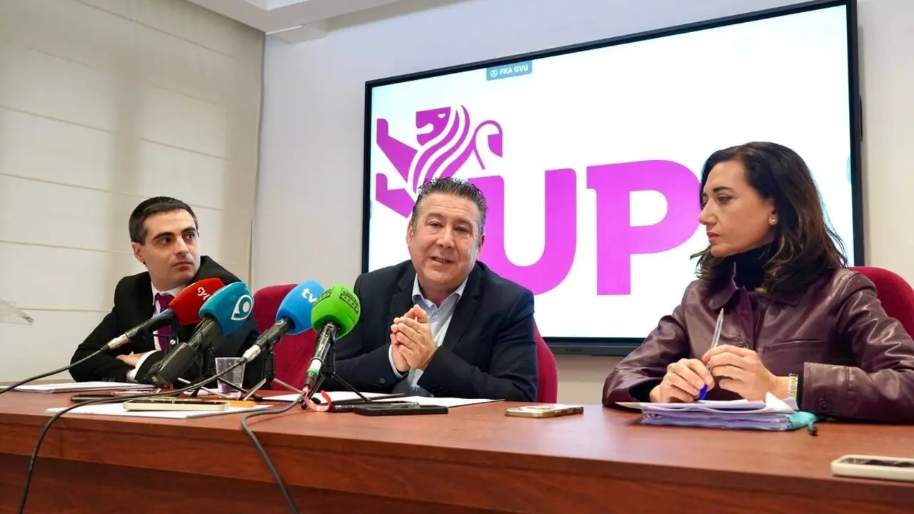 La secretaria general de Uni&oacute;n del Pueblo Leon&eacute;s, Alicia Gallego, el vicesecretario general, Luis Mariano Santos, y el presidente, Carlos J. Salgado, valoran la legislatura que acaba de concluir en las Cortes de Castilla y Le&oacute;n
