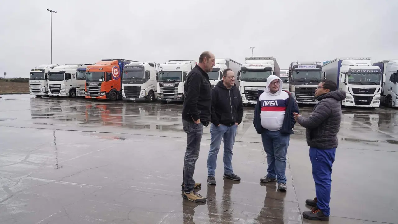 El cierre preventivo por nieve dej&oacute; m&aacute;s de 800 transportistas inmovilizados durante m&aacute;s de 21 horas en los accesos entre Asturias y Le&oacute;n y provoc&oacute; una dura reacci&oacute;n del sector. Foto: Campillo