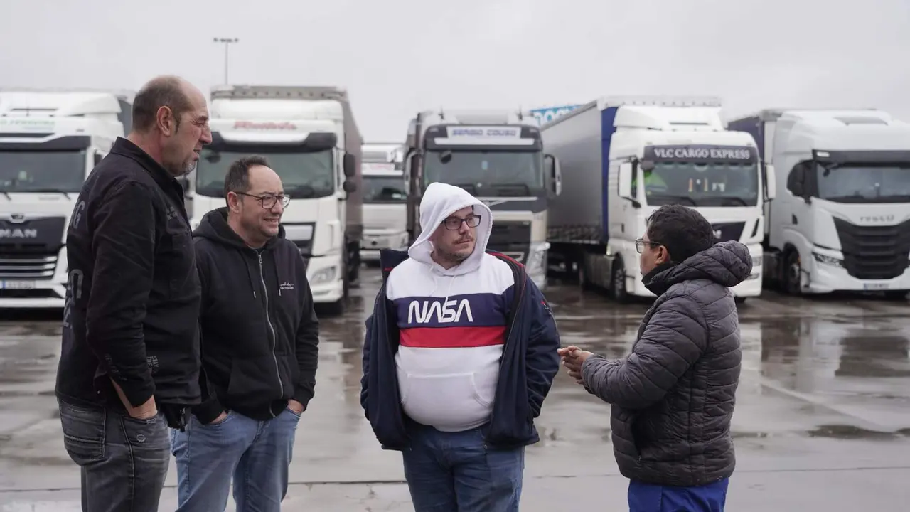 Embolsamiento de camiones en la A-66 en Villama&ntilde;&aacute;n. Foto: Rub&eacute;n Cacho
