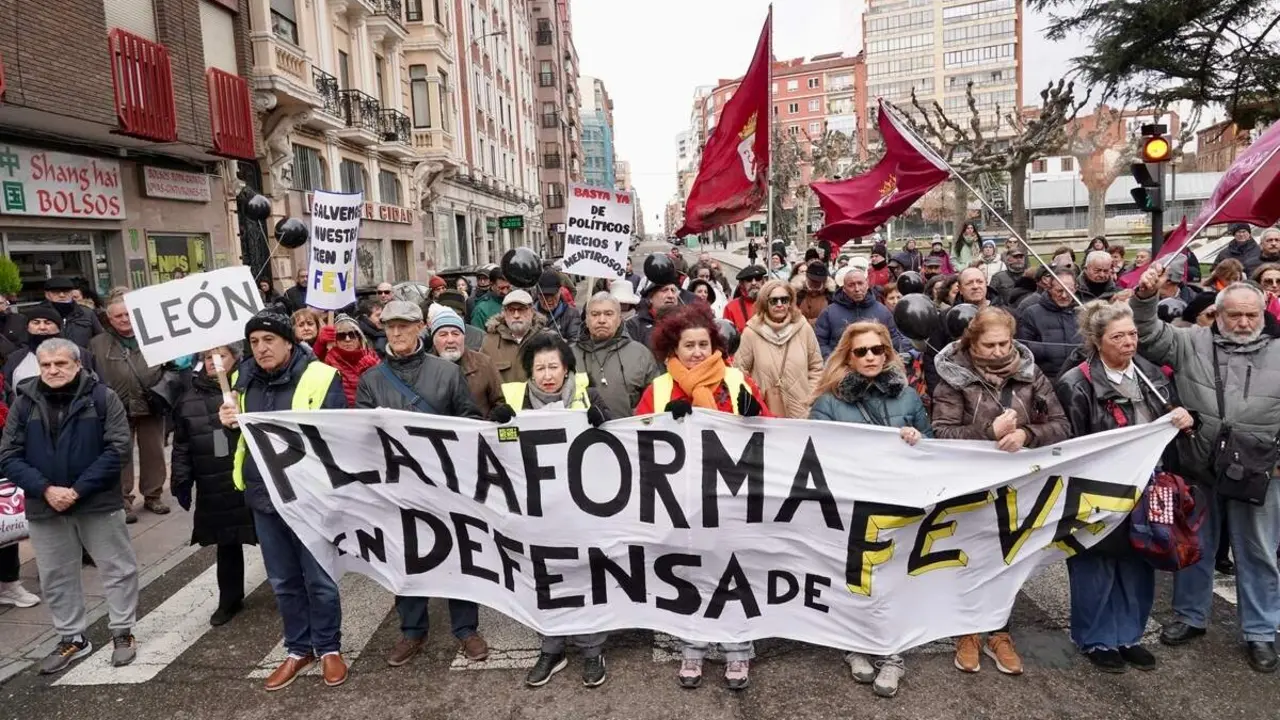 La Plataforma de Defensa del Ferrocarril de V&iacute;a Estrecha de Le&oacute;n lleva a cabo un corte reivindicativo sobre el trazado de Feve