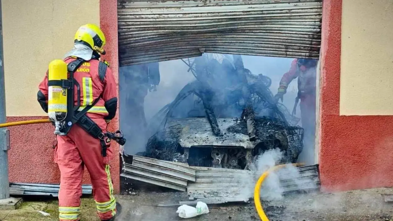 Imagen del incendio en la cochera de la pedan&iacute;a de Armunia. Foto: Bomberos Le&oacute;n