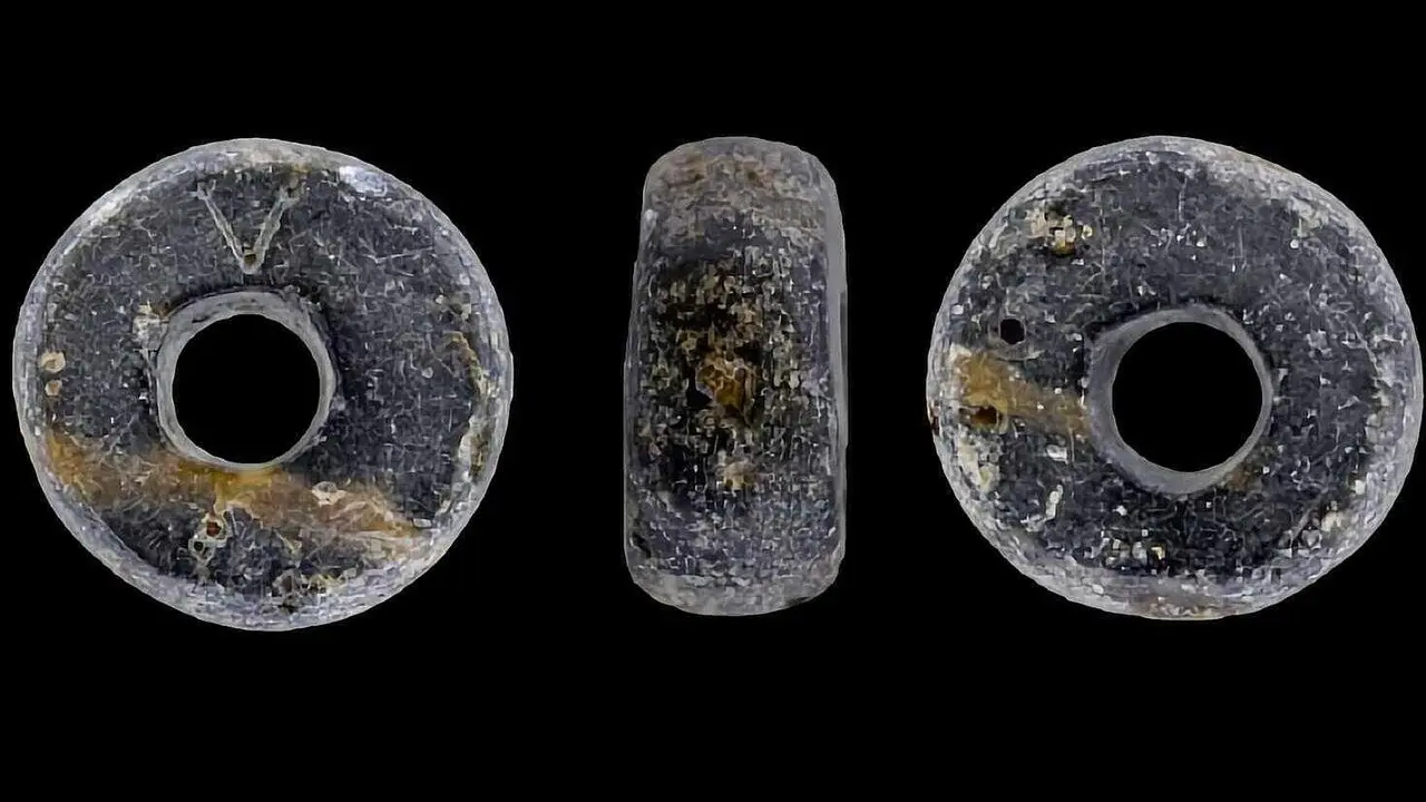 La fusayola con la inscripci&oacute;n celtib&eacute;rica. Foto: Eduardo Gonz&aacute;lez G&oacute;mez de Ag&uuml;ero