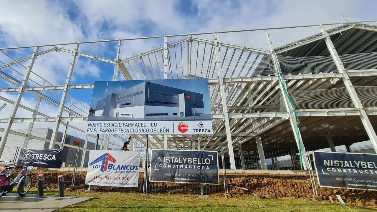 Las obras de ampliaci&oacute;n de Laboratorios Syva en el Parque Tecnol&oacute;gico de Le&oacute;n, en Armunia, han entrado en una fase plenamente reconocible a pie de recinto. Durante este mes de enero, los trabajos en torno al denominado Edificio 6000 permiten apreciar ya la magnitud de un proyecto estrat&eacute;gico. Fotos: Heraldo de Le&oacute;n
