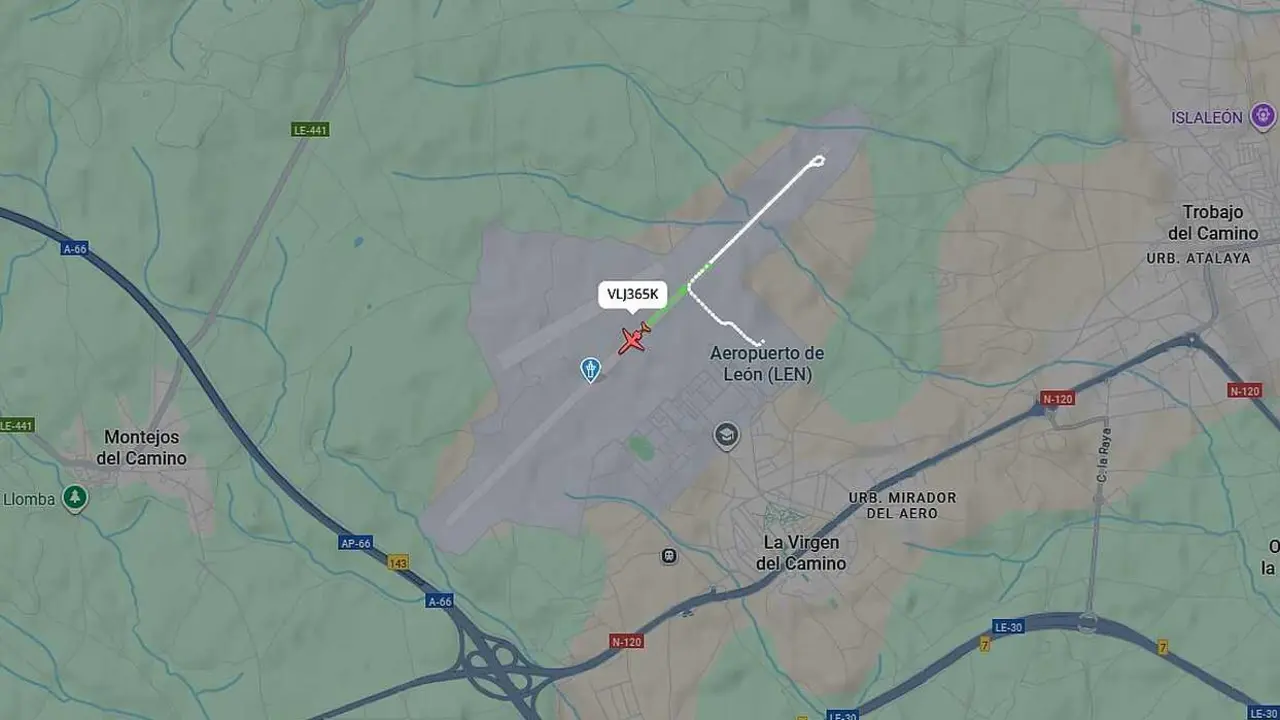 Imagen del vuelo ch&aacute;rter de la Cultural en el momento de rodar sobre la pista del Aeropuerto de Le&oacute;n para despegar.