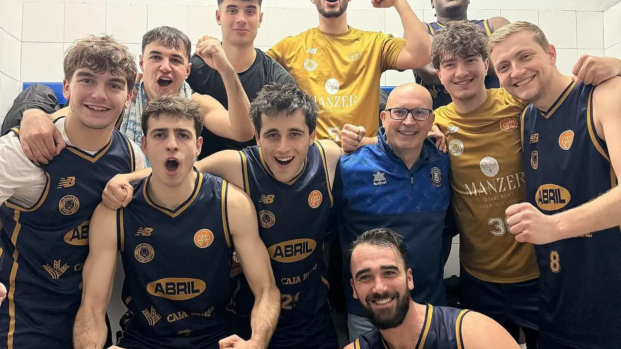 Tino Ugidos, junto a su equipo, este fin de semana tras su despedida como t&eacute;cnico.