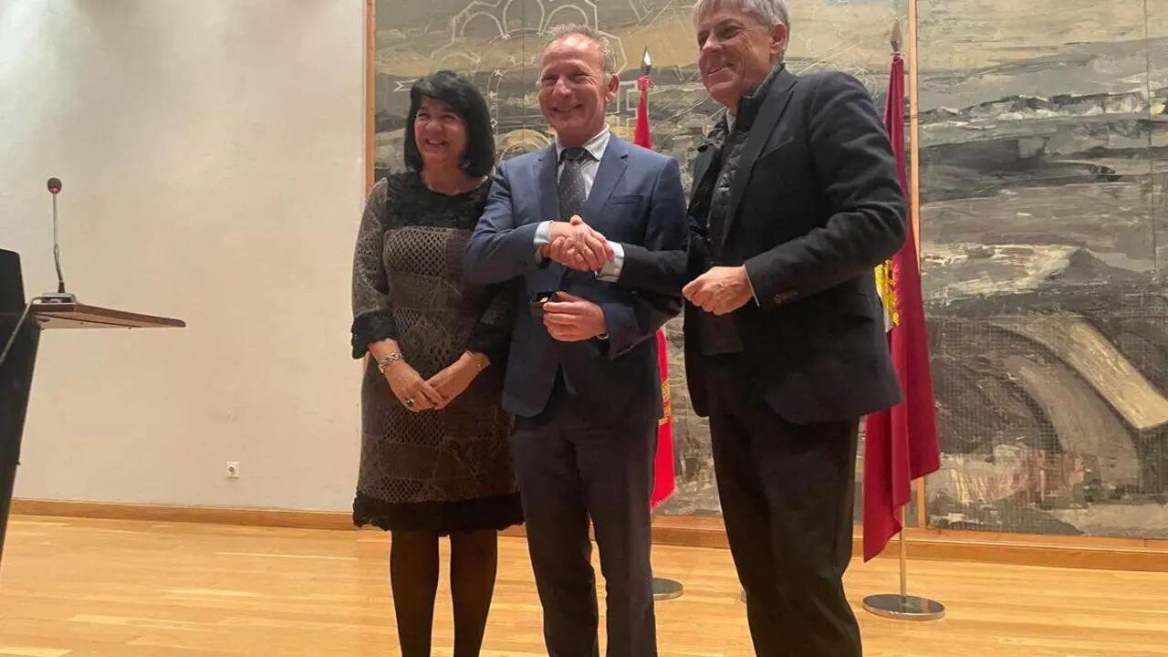 El delegado territorial de la Junta de Castilla y Le&oacute;n en Le&oacute;n, Eduardo Diego, presidi&oacute; el acto de entrega de 322 distinciones a empleados p&uacute;blicos por su permanencia en el servicio y jubilaci&oacute;n, con medallas de bronce, plata y oro por 15, 25 y 35 a&ntilde;os de trayectoria, y placas a los jubilados.