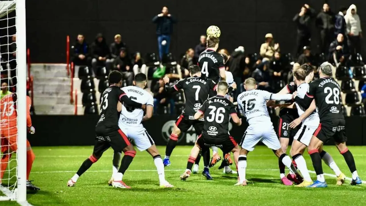 Rodri se impone a la delantera local en una acci&oacute;n del partido.