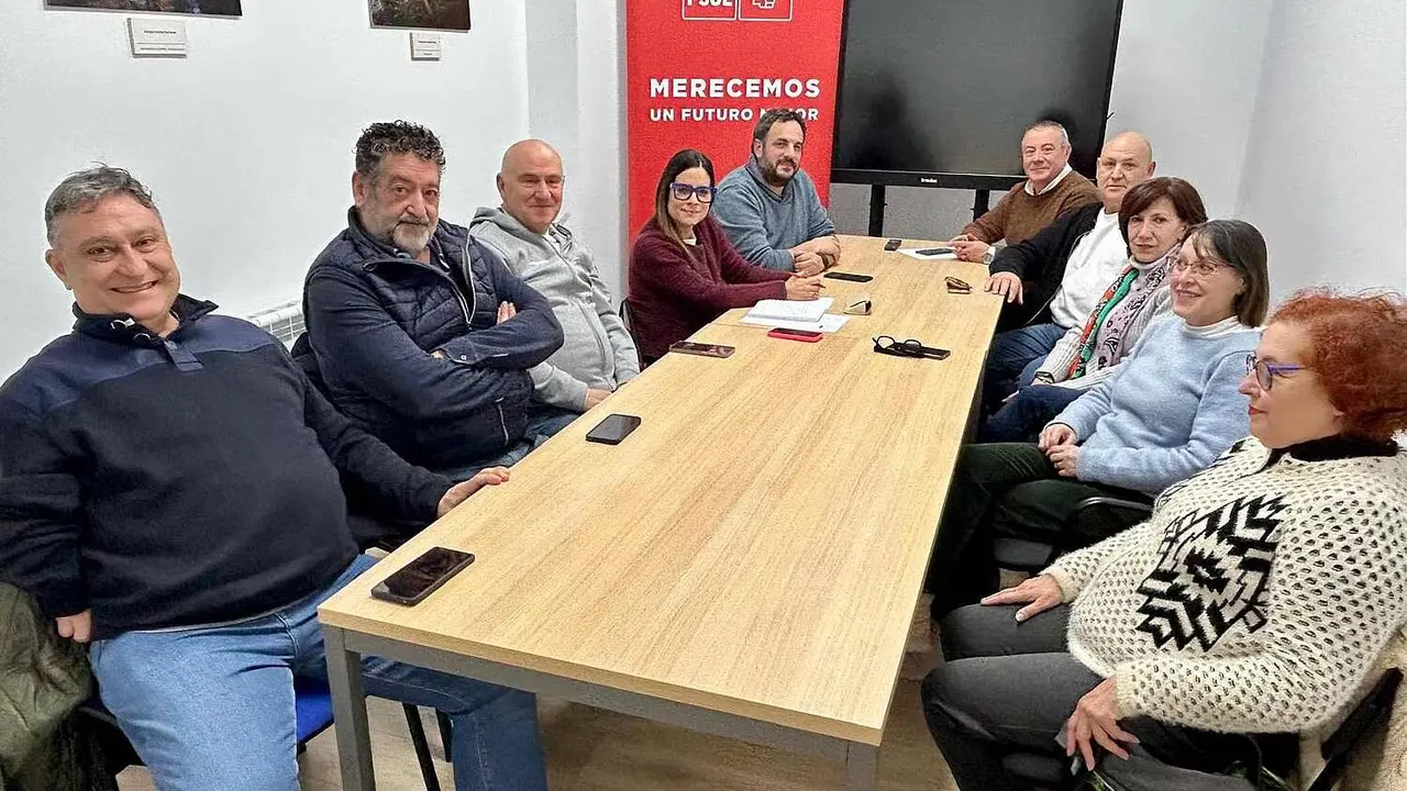 Reuni&oacute;n celebrada en Sahag&uacute;n por representantes del PSOE.