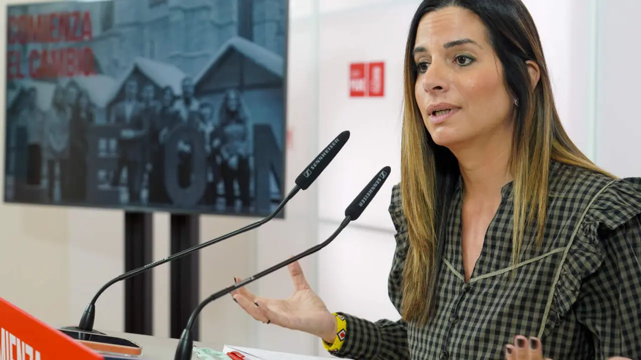 La candidata del Partido Socialista de Le&oacute;n a las Cortes de Castilla y Le&oacute;n, Nuria Rubio informa sobre la actualidad pol&iacute;tica. Foto: Campillo.