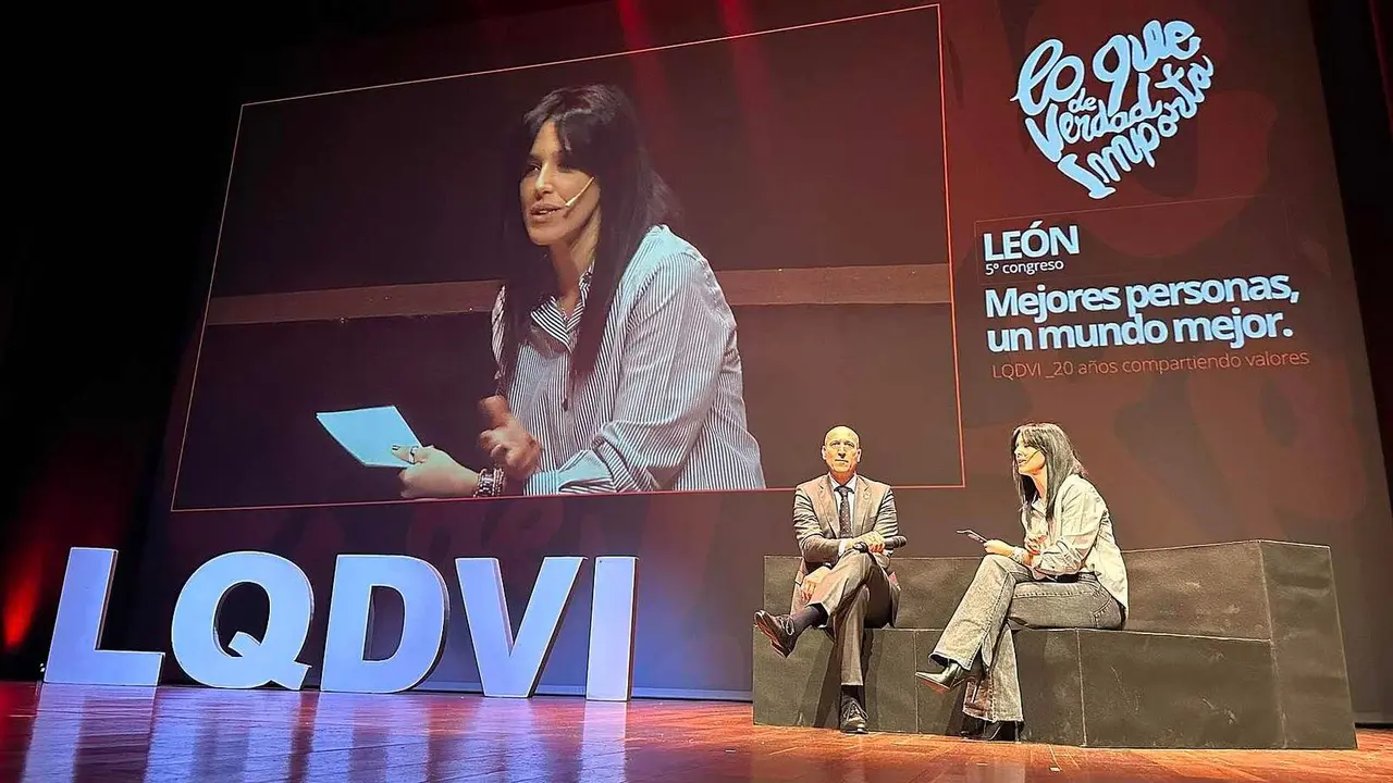 Cerca de 700 asistentes, procedentes de Le&oacute;n y Asturias, siguieron durante la ma&ntilde;ana las ponencias de Brianeitor, Nino Redruello y Fabiola Mart&iacute;nez. La sesi&oacute;n fue inaugurada por el alcalde de Le&oacute;n, Jos&eacute; Antonio Diez, que dio la bienvenida a los participantes y anim&oacute; a los j&oacute;venes a perseguir sus metas personales y profesionales. Fotos: Ayto Le&oacute;n
