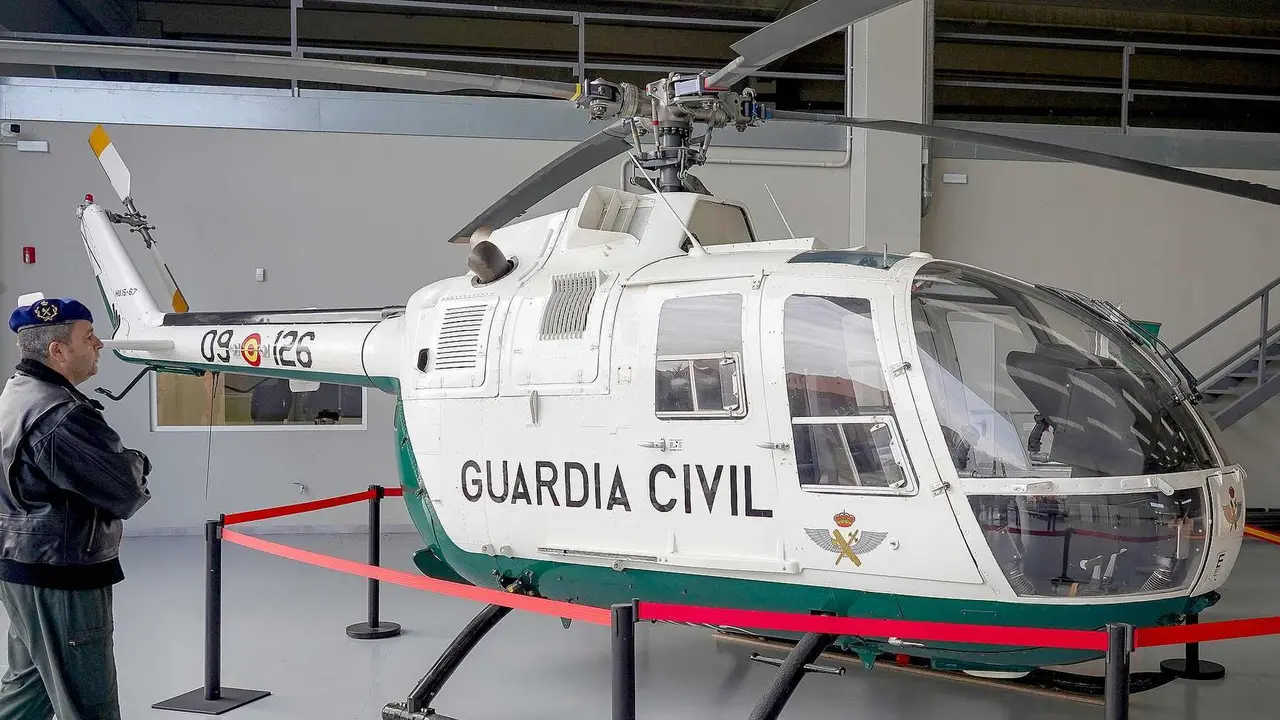 La rectora de la Universidad de Le&oacute;n, Nuria Gonz&aacute;lez, y el teniente coronel accidental de la Comandancia de Le&oacute;n, C&eacute;sar S&aacute;nchez, presentan, junto a otras autoridades, el helic&oacute;ptero que la Guardia Civil ha cedido a la instituci&oacute;n acad&eacute;mica. Fotos: Campillo