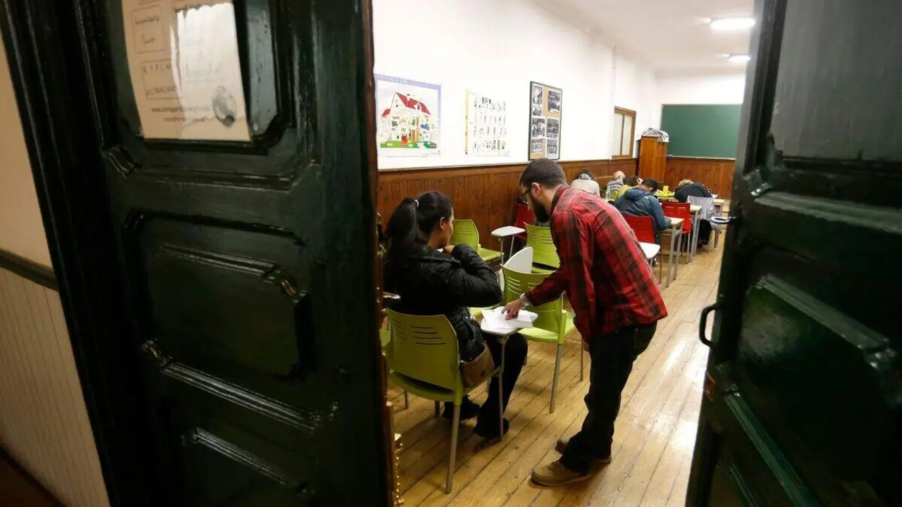 Curso de Espa&ntilde;ol para Inmigrantes de la Fundaci&oacute;n Sierra Pambley en un imagen de archivo. Foto: Campillo.
