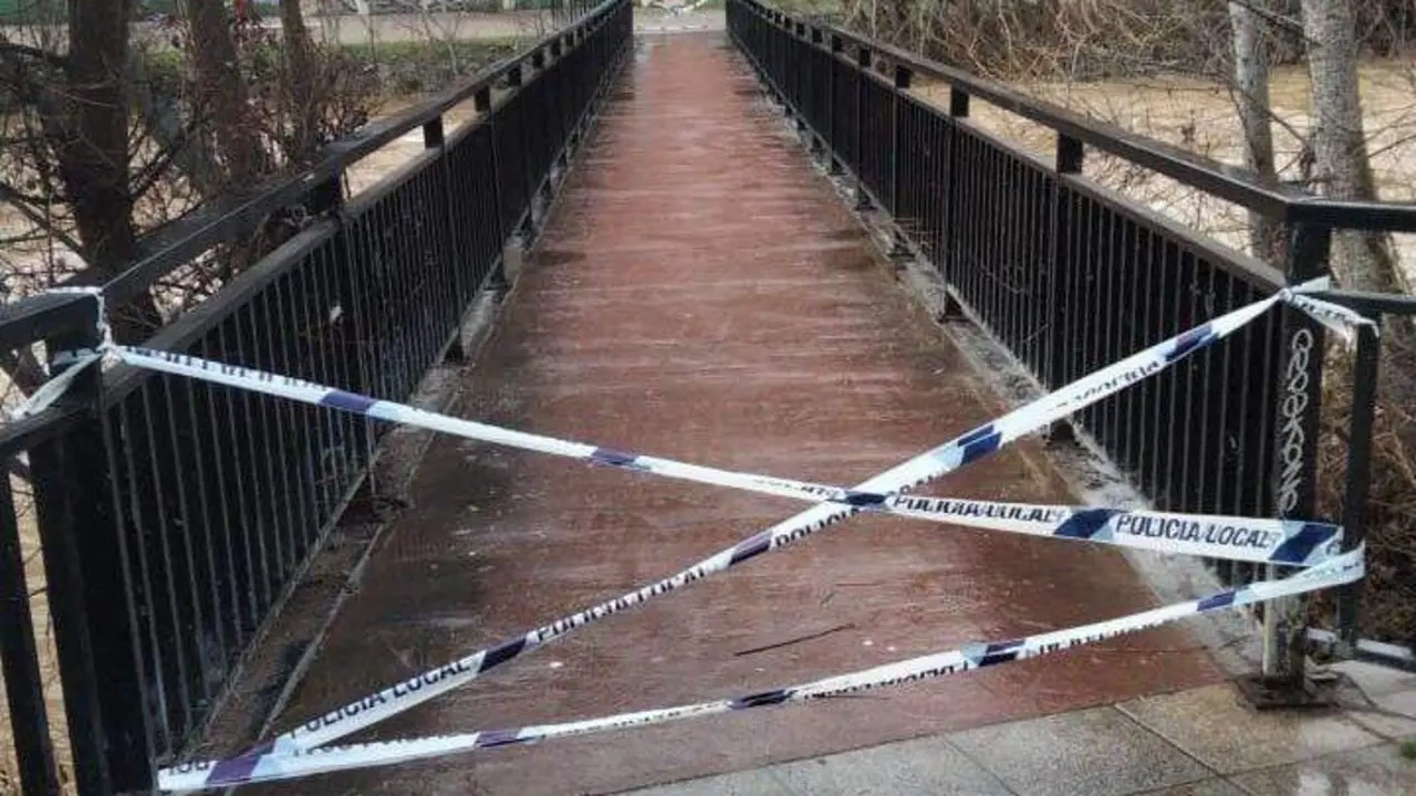 Una de las pasarelas peatonales sobre el Bernesga que han sido cerradas por la Polic&iacute;a Local. Foto. Ayto. Le&oacute;n.