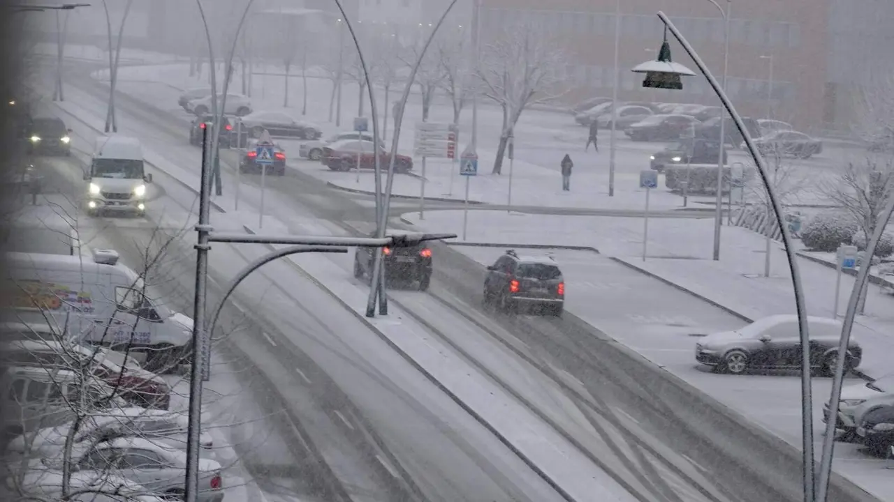 Imagen del temporal de nieve en las calles de Le&oacute;n capital. Foto: Campillo