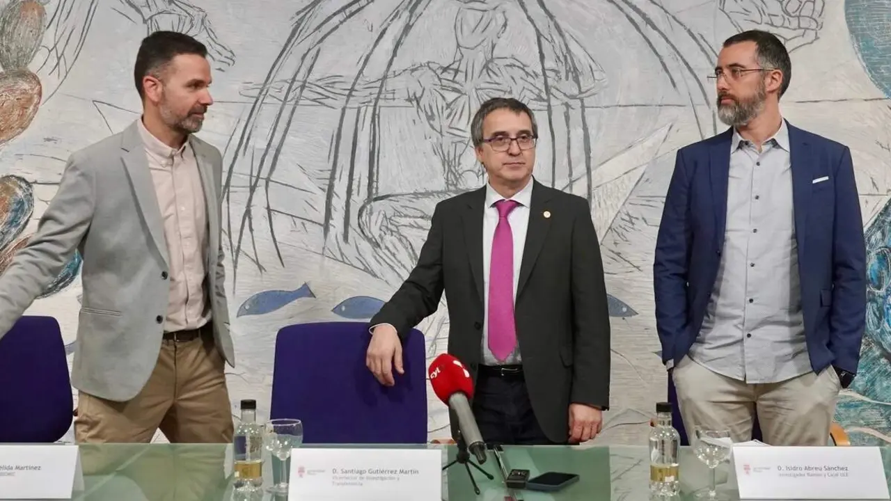 El vicerrector de Investigaci&oacute;n y Transferencia, Santiago Guti&eacute;rrez, y el director del Instituto de Biolog&iacute;a Molecular, Gen&oacute;mica y Prote&oacute;mica, Hugo M&eacute;lida, acompa&ntilde;an al nuevo investigador Ram&oacute;n y Cajal de la Universidad de Le&oacute;n, Isidro Abreu S&aacute;nchez, en la presentaci&oacute;n de una investigaci&oacute;n financiada por la Fundaci&oacute;n Gates para combatir la anemia