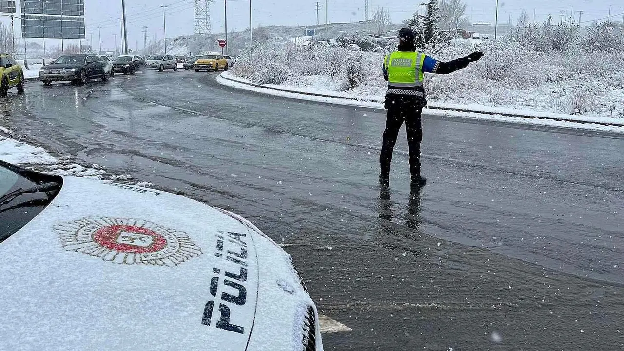 Efectivos de la Polic&iacute;a Local de Le&oacute;n, este mi&eacute;rcoles, en la rotonda del Hospital de Le&oacute;n.