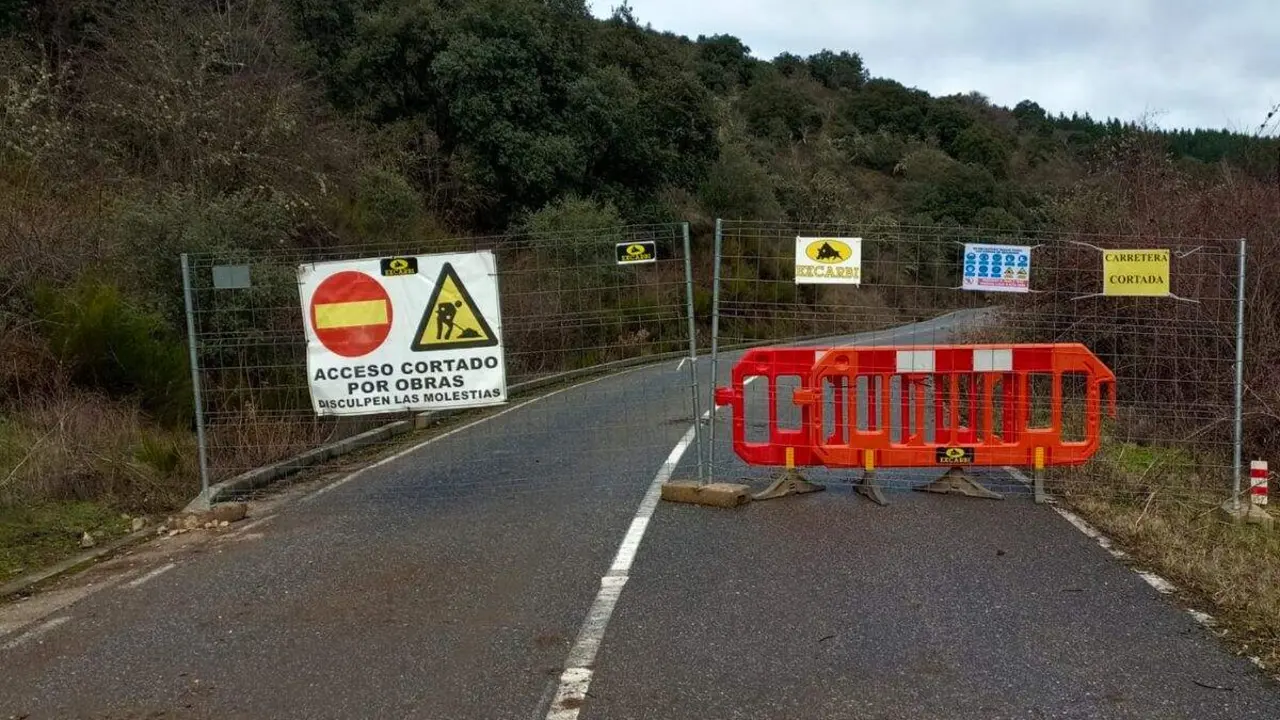 Obras en la LE-5307, que une Molinaseca y Onamio. Foto: CxB
