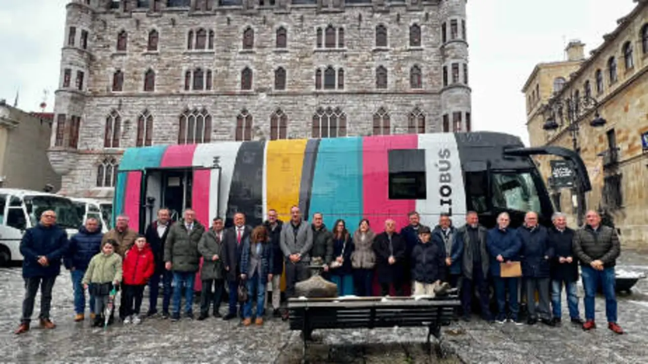 El presidente de la Diputaci&oacute;n, Gerardo &Aacute;lvarez Courel y el diputado de Cultura, celebran el D&iacute;a del Bibliob&uacute;s en la capital leonesa. Foto: Campillo.