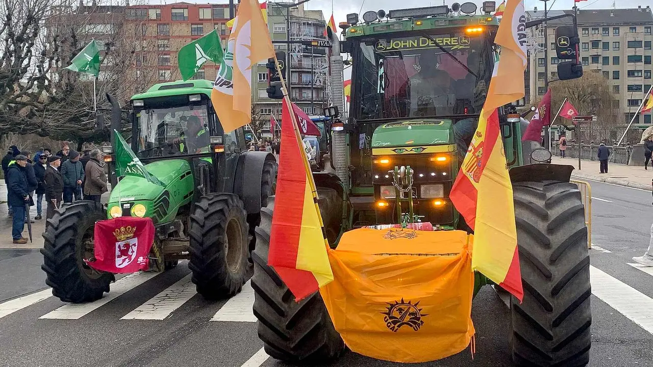 El coraz&oacute;n de Le&oacute;n qued&oacute; pr&aacute;cticamente paralizado este jueves por la llegada de m&aacute;s de un centenar de tractores y cientos de agricultores y ganaderos que secundaron la tractorada convocada por las principales organizaciones profesionales agrarias. A.F. Reca