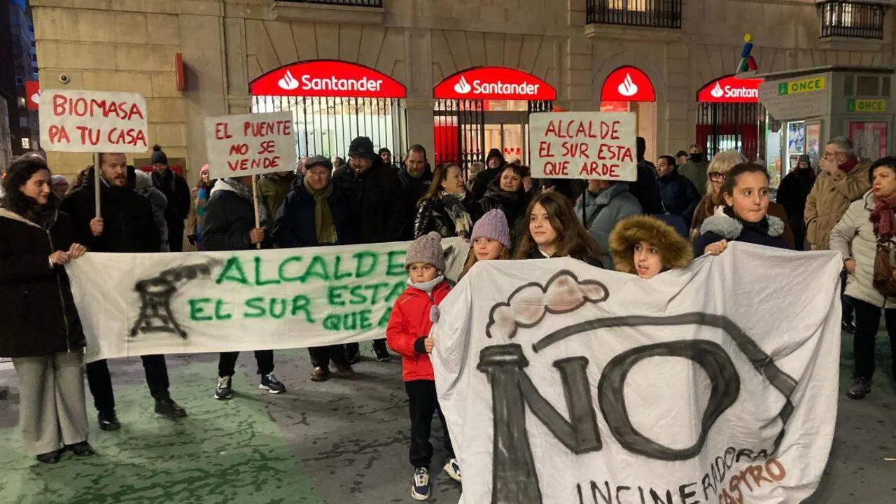 La Plataforma Le&oacute;n Sur ha llevado este jueves a las puertas del Ayuntamiento de la capital su rechazo a la planta de biomasa proyectada en Puente Castro. Fotos: Peio Garc&iacute;a
